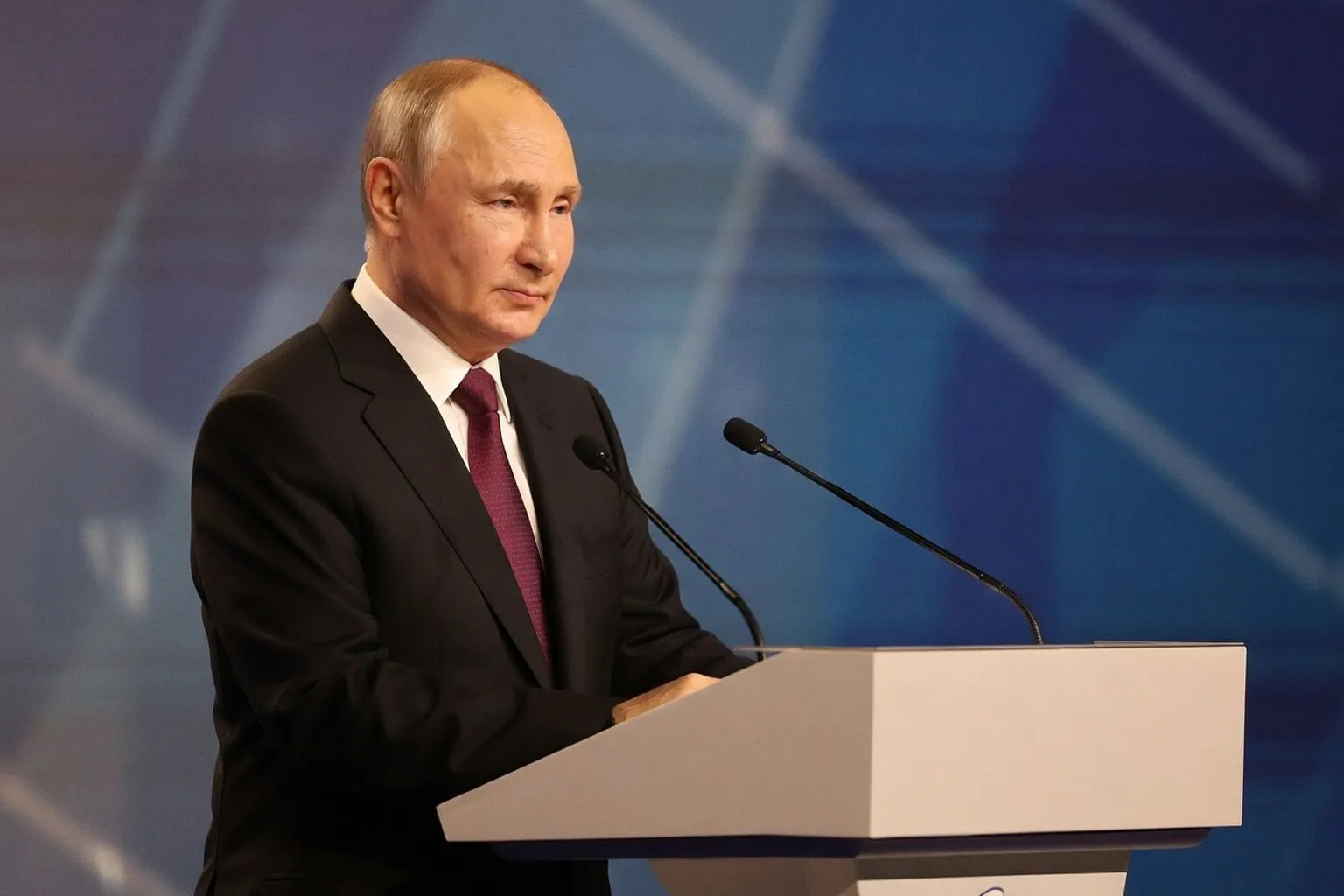 Russia and China Discuss Making Visa-Free Travel a Permanent Policy